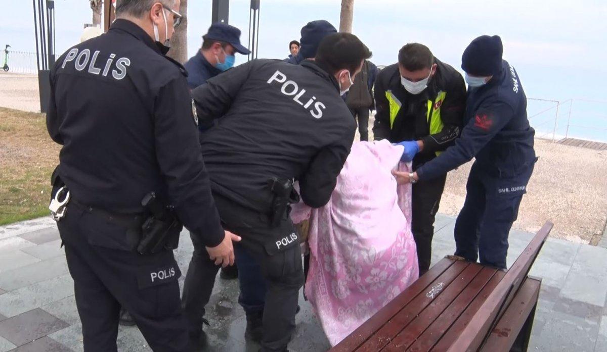 Antalya’da elbiseleriyle denize girdi, kafasını defalarca yere vurdu