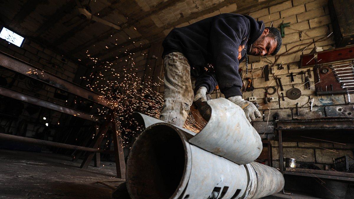 İdlibli Osman, evine düşen roketin kalıntısından soba yaptı