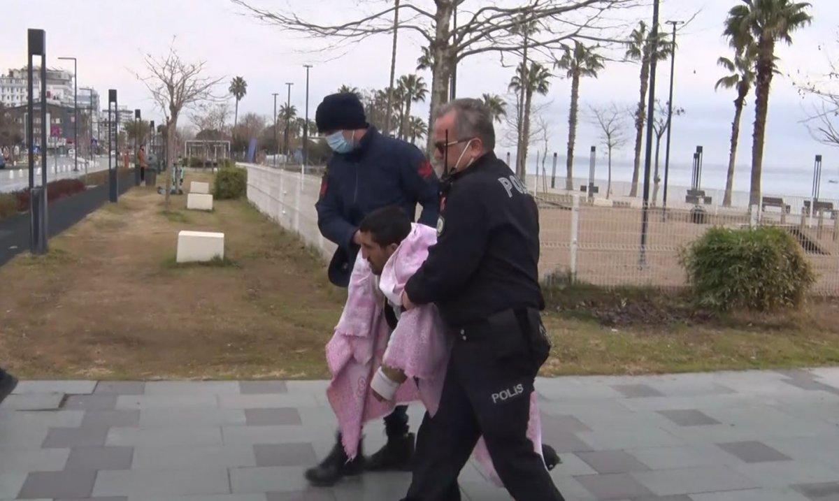 Antalya’da elbiseleriyle denize girdi, kafasını defalarca yere vurdu