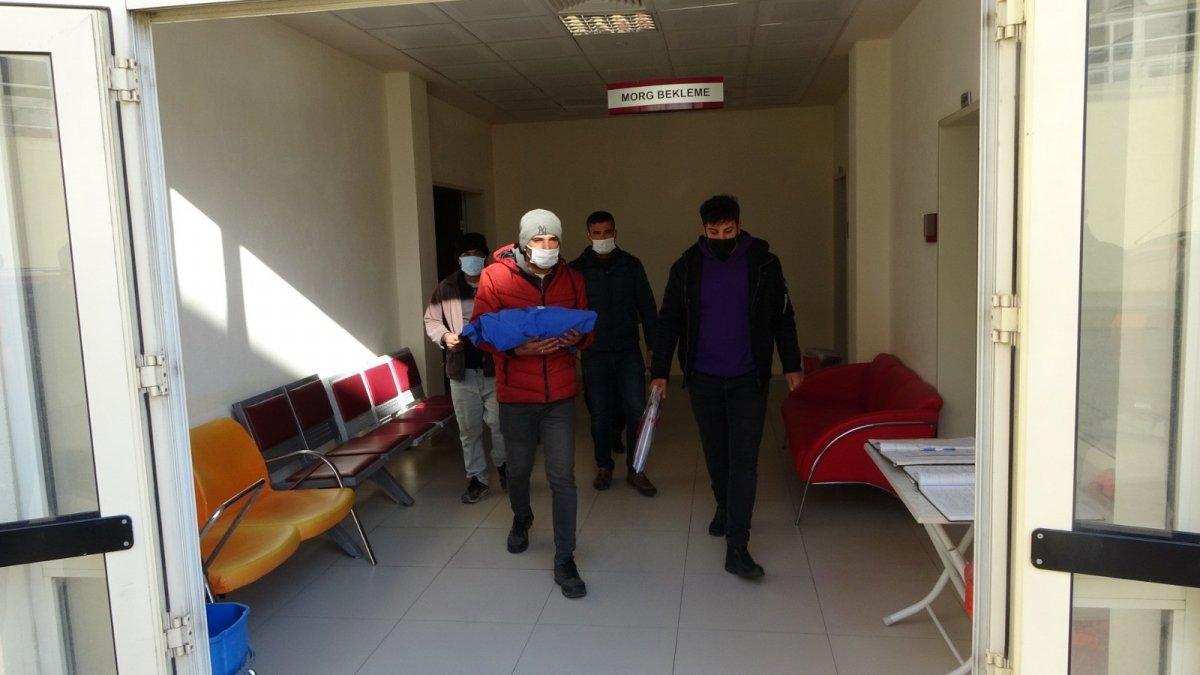 Antalya'da karnında ölen bebeğinin mezarına gelip, gözyaşı döktü