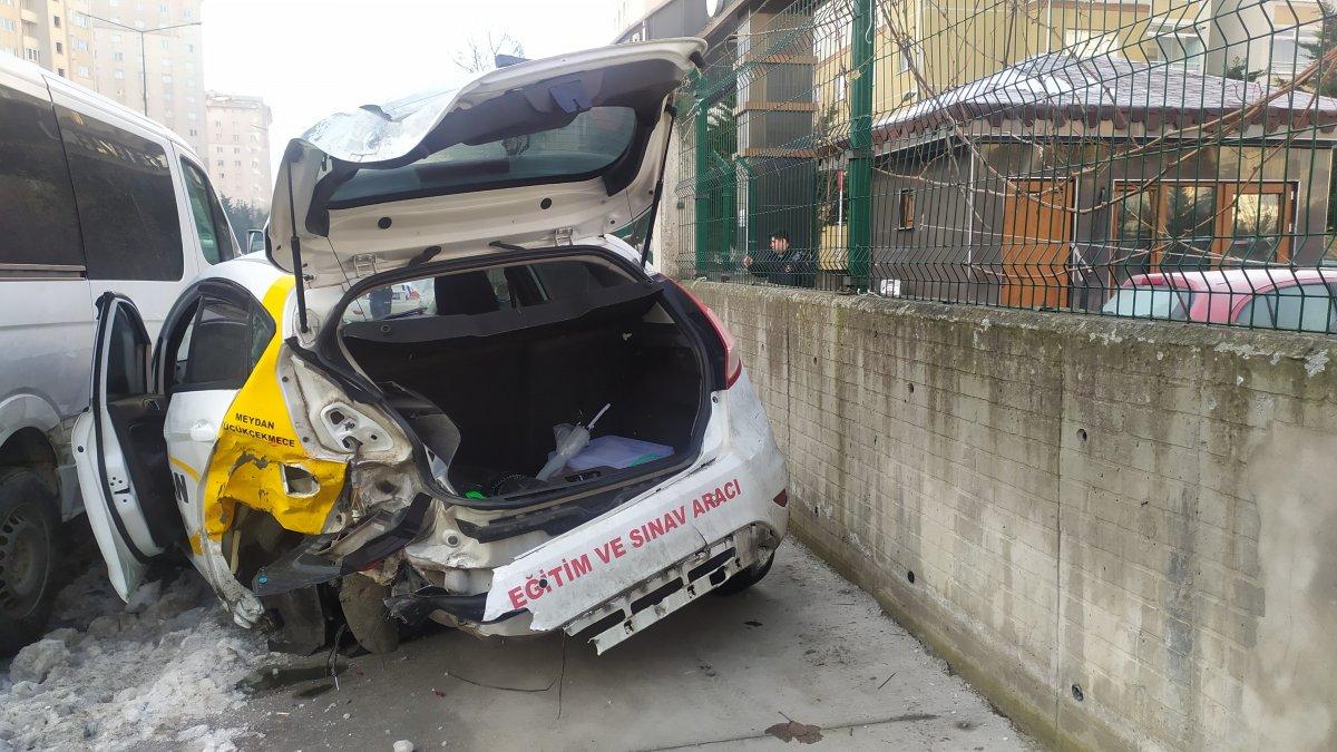 Küçükçekmece’de sürücü kursu eğitmenine otomobil çarptı