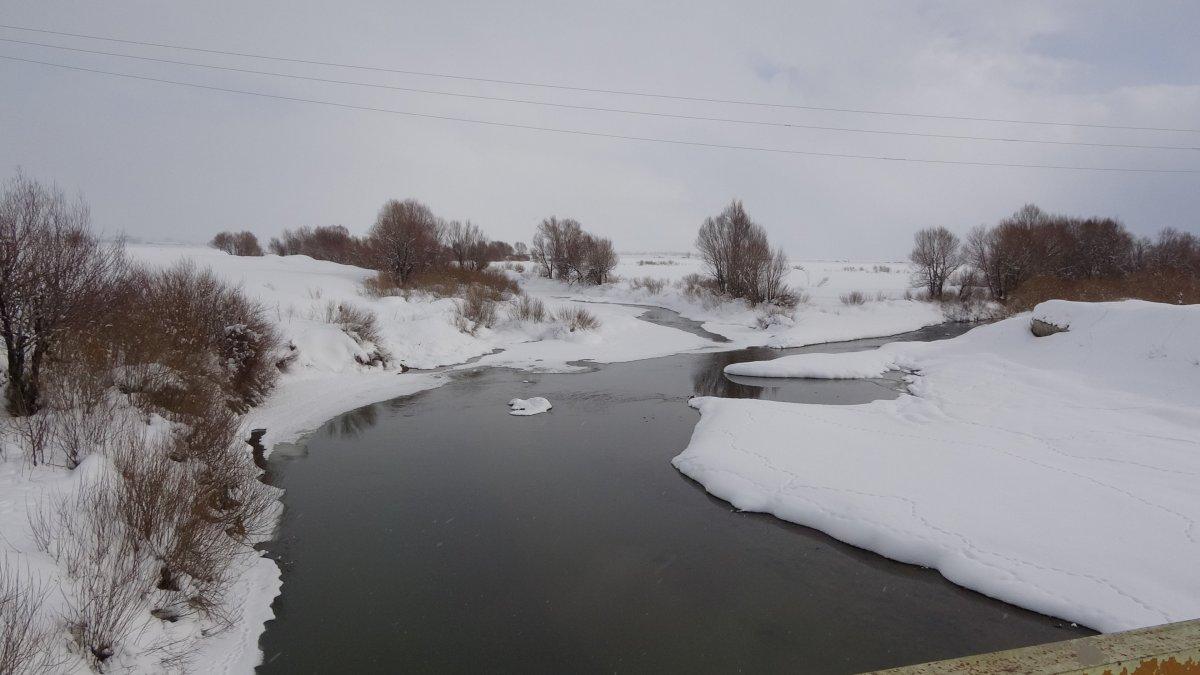Hakkari'de menderesler, karlı manzarasıyla büyüledi