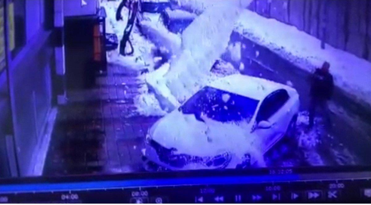 Sultangazi'de çatıdan düşen kar kütleleri kamerada