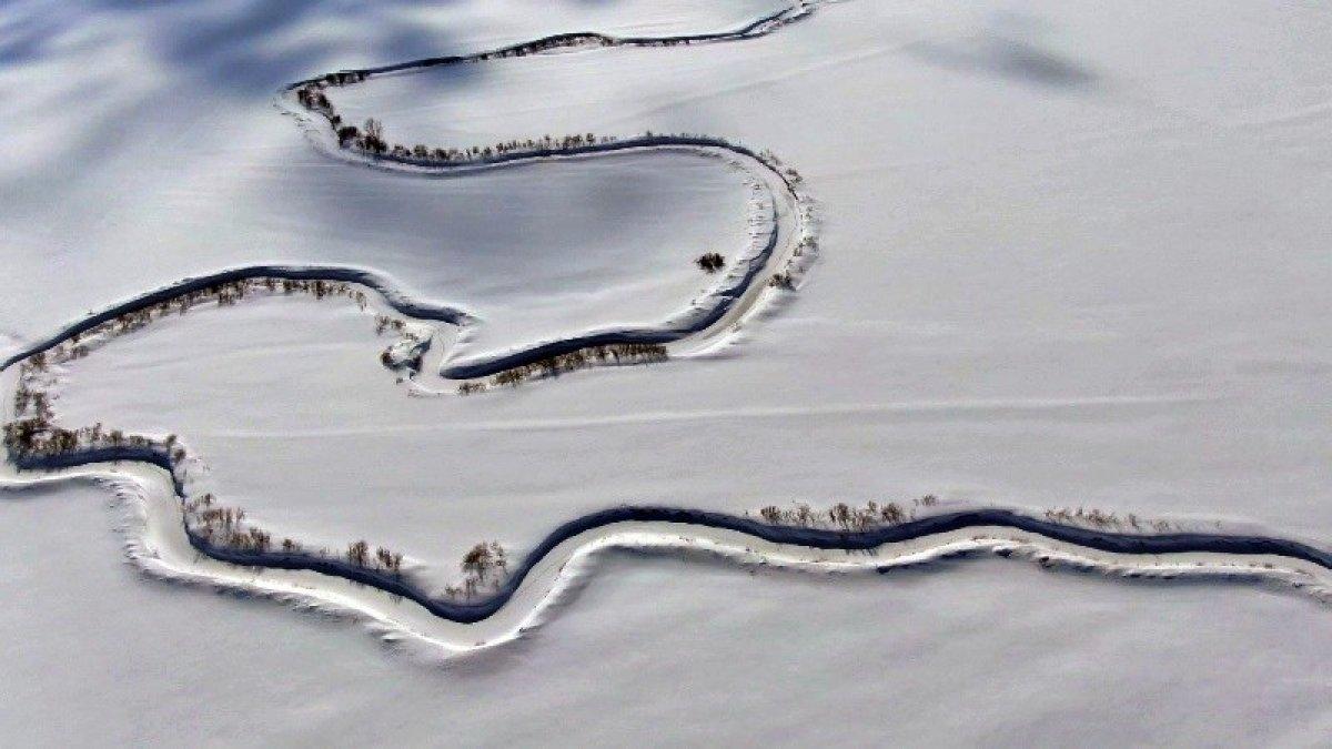 Hakkari'de menderesler, karlı manzarasıyla büyüledi