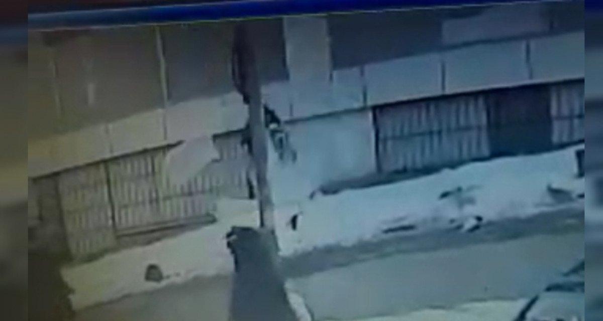 Sultangazi'de çatıdan düşen kar kütleleri kamerada