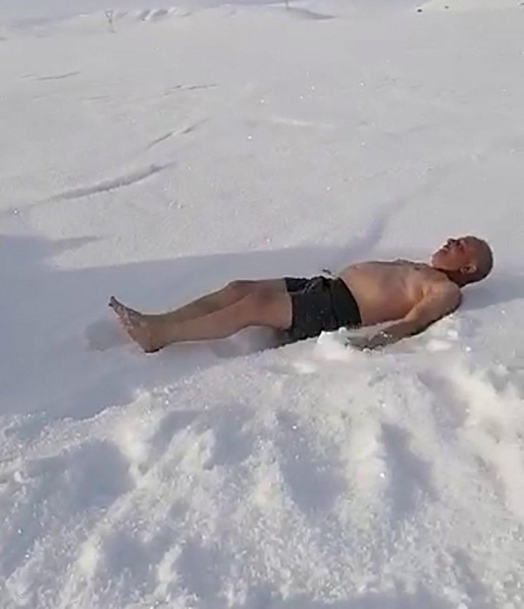 Sivaslı Kadim'in eksi 16 derecedeki kar banyosu