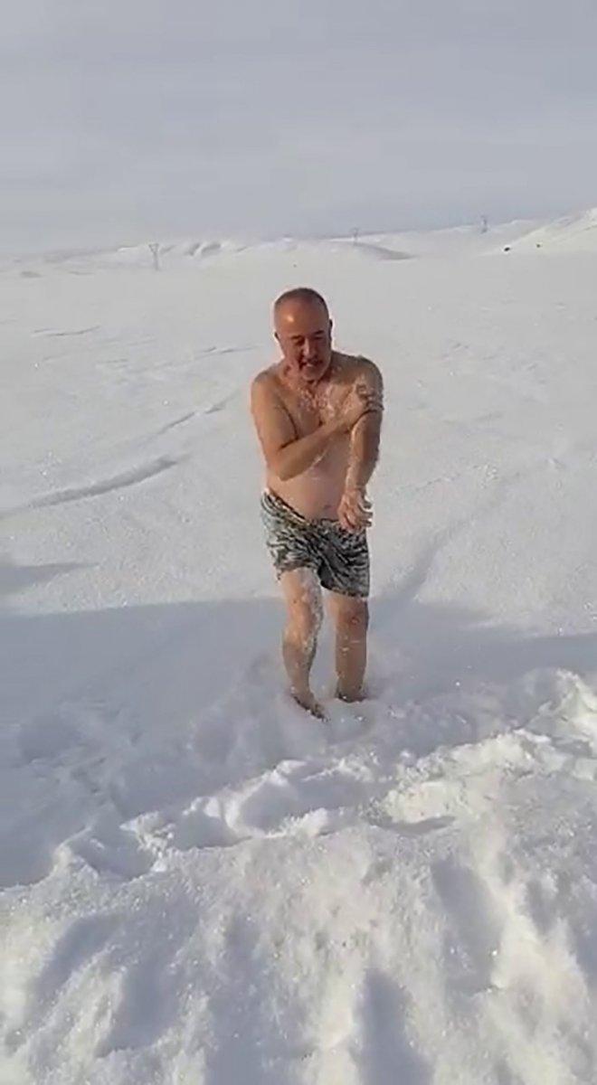 Sivaslı Kadim'in eksi 16 derecedeki kar banyosu
