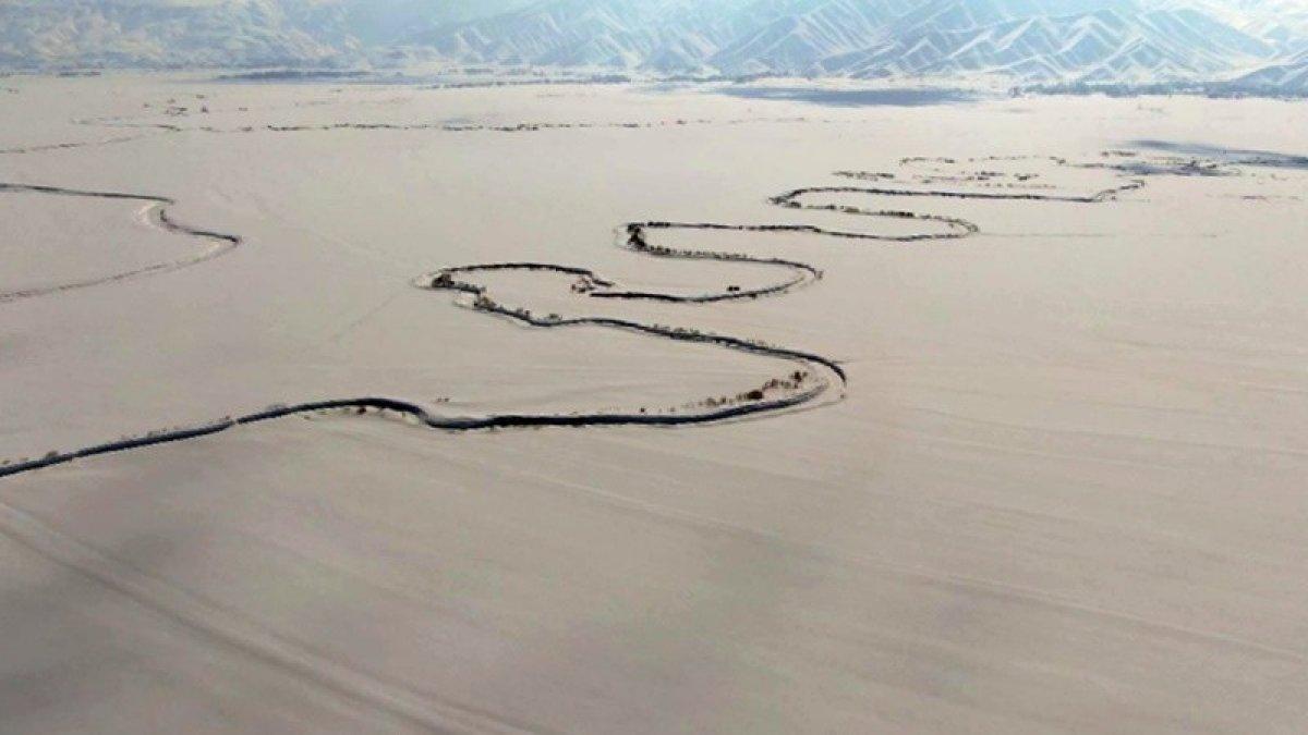 Hakkari'de menderesler, karlı manzarasıyla büyüledi