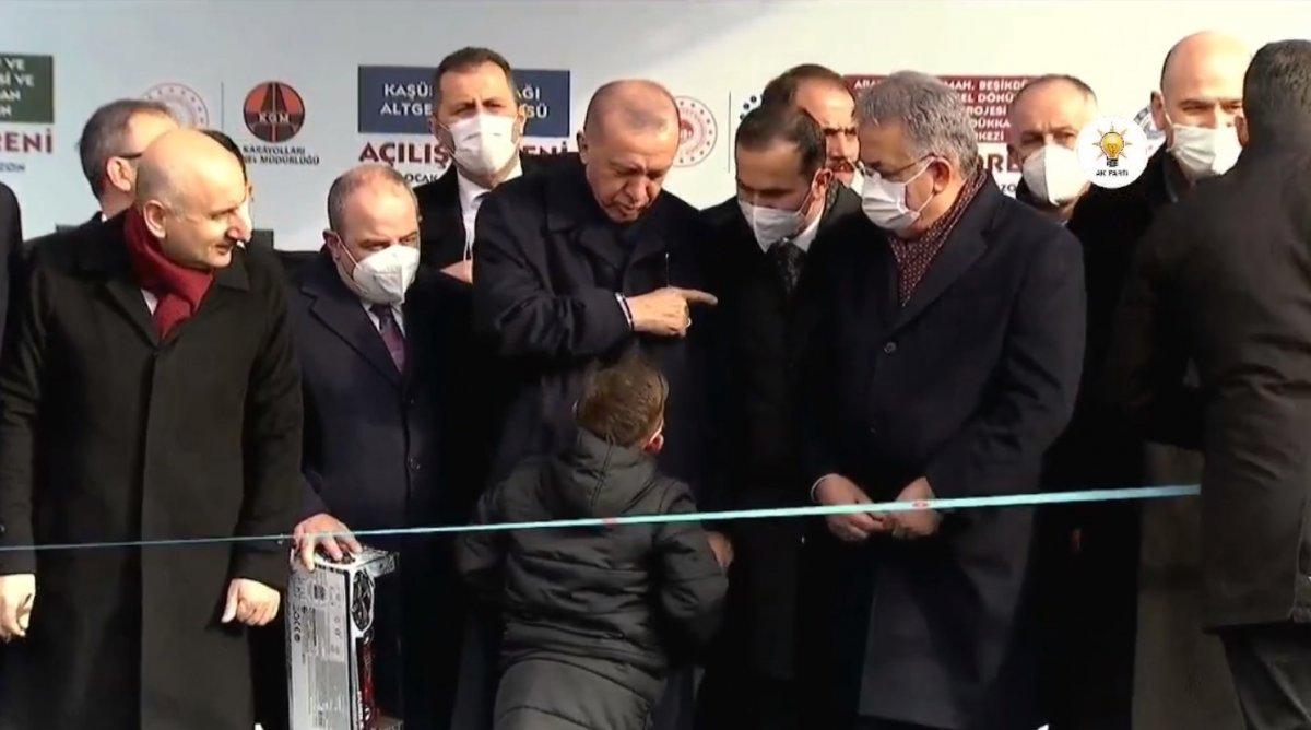 Trabzon mitinginde Cumhurbaşkanı'nın elinden mikrofonu alan çocuk