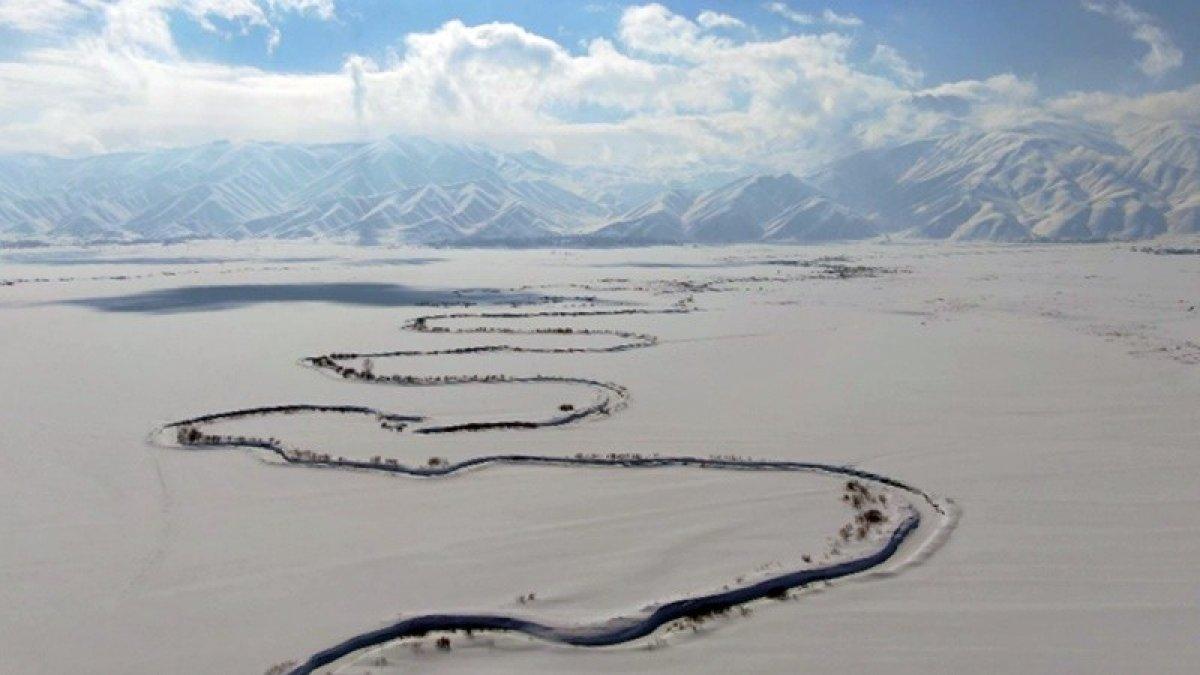 Hakkari'de menderesler, karlı manzarasıyla büyüledi
