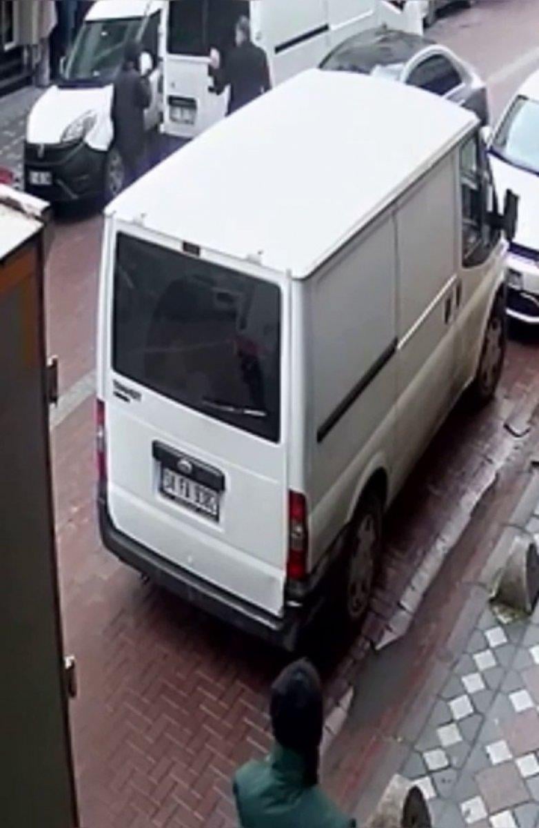 Zeytinburnu'nda kumaş yüklerken arabanın ezdiği şahsa platin takıldı