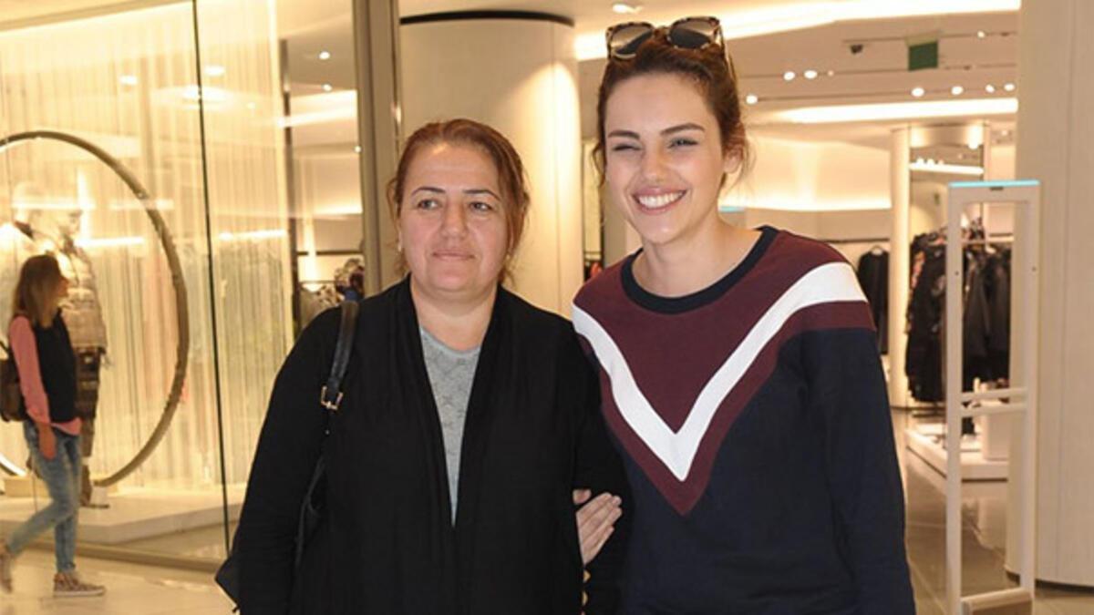 Gören kardeş sanıyor! Kalp Yarası'nın Ayşe'si Yağmur Tanrısevsin'in annesine bakın...