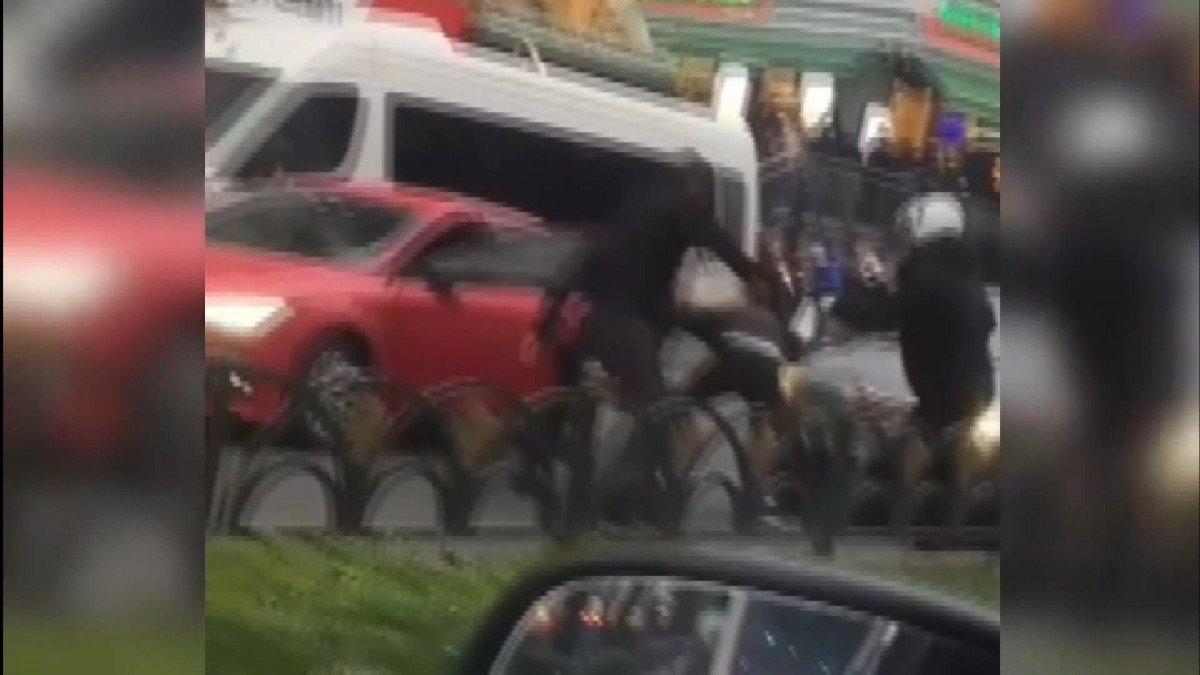 Fatih’te, tekmeli yumruklu yol verme kavgası kamerada