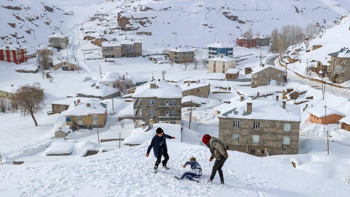 Kar altındaki Van'da vatandaşların zorlu yaşamı