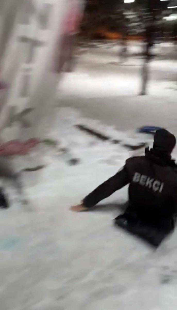 Sakarya'da yüksek ses ihbarına giden bekçiler, çocuklarla karda kaydı