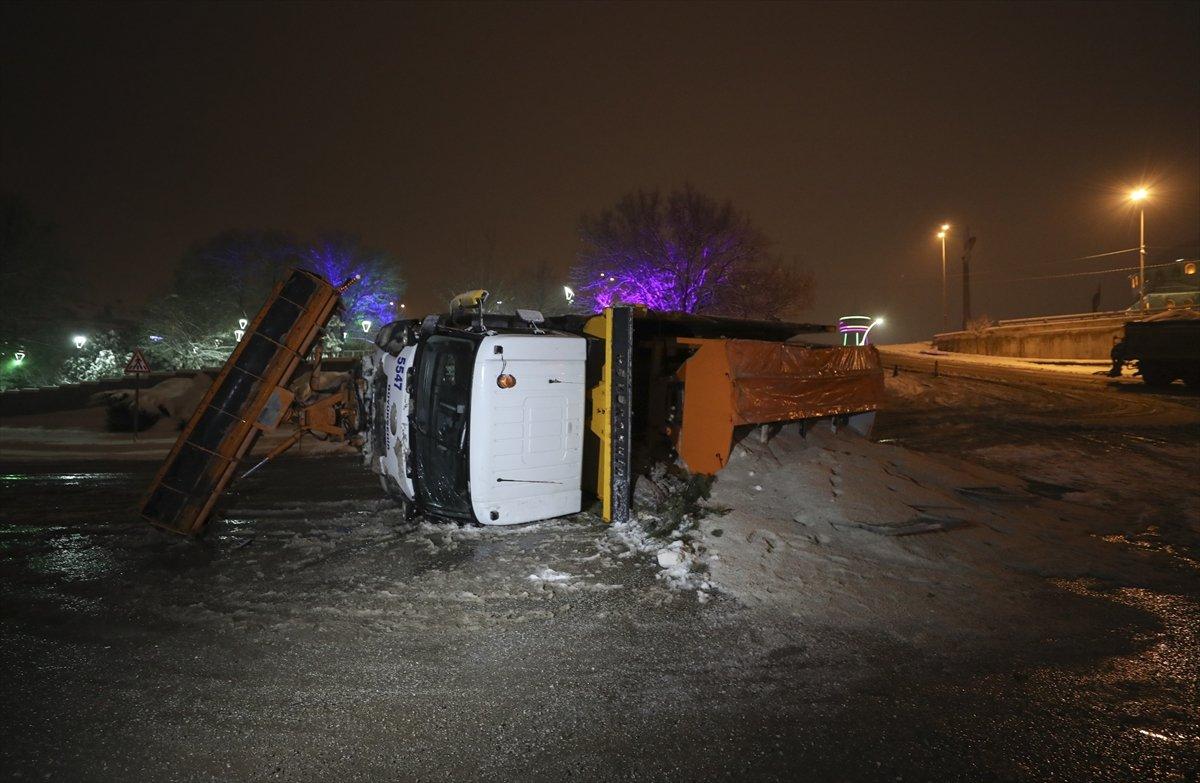 Ankara'da kar küreme ve tuzlama aracı devrildi