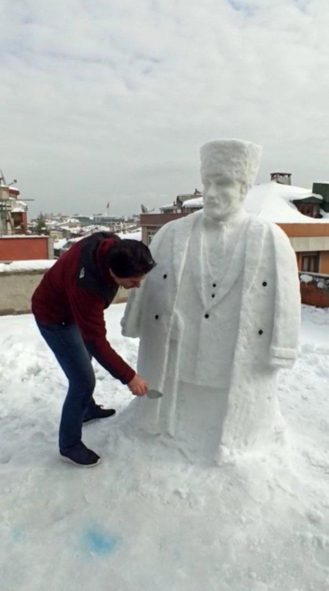İstanbul'da kardan Atatürk heykeli