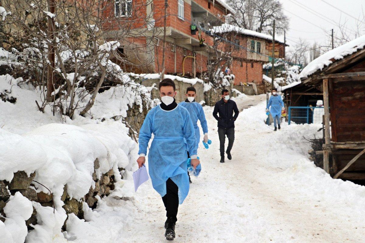 Karlı yolları aşan Samsunlu ekipler aşı mesaisinde