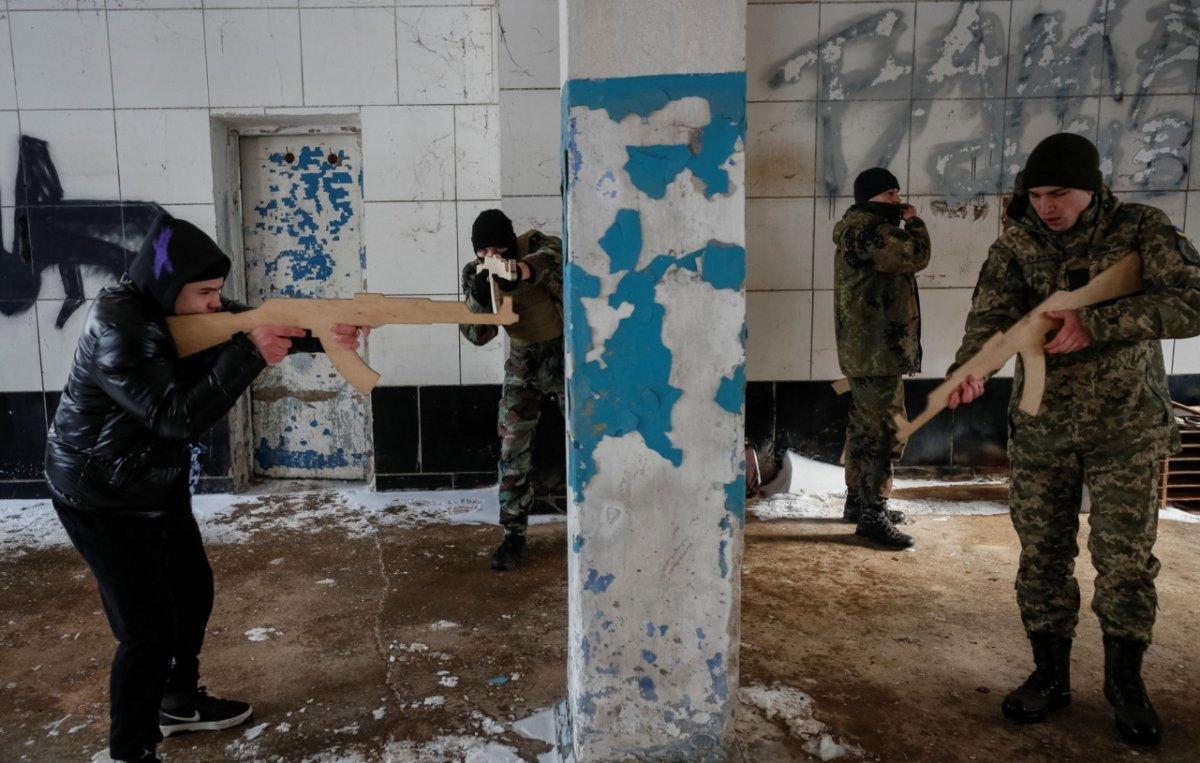 Ukrayna'da sivil halka silah kullanımı eğitimi