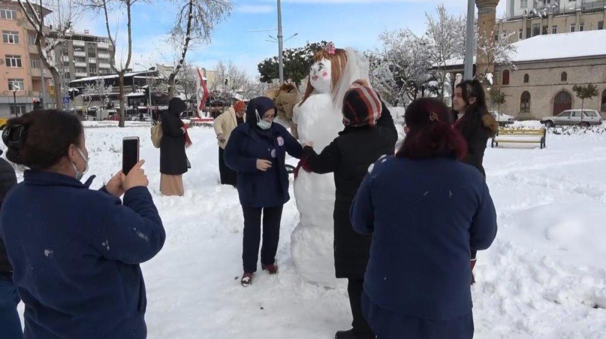 Isparta'da esnafın yaptığı kardan gelin yoğun ilgi gördü