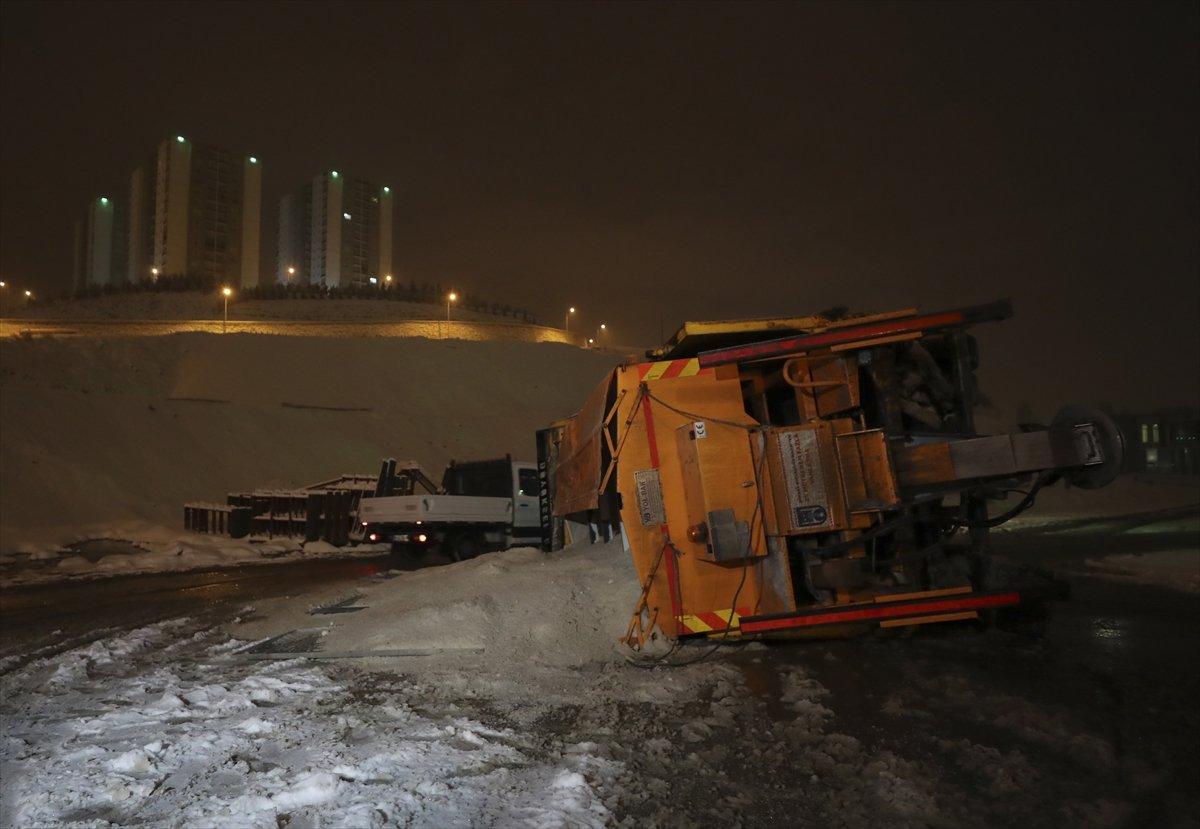 Ankara'da kar küreme ve tuzlama aracı devrildi