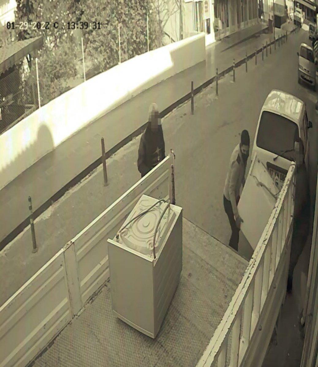 Antalya'da hırsıza yanlışlıkla ortak olan esnaf kamerada