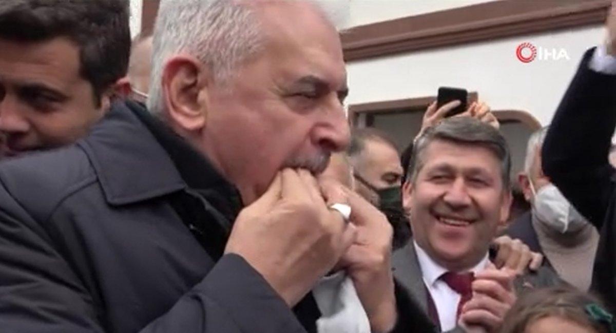 Binali Yıldırım'a kuş dili ile karşılama