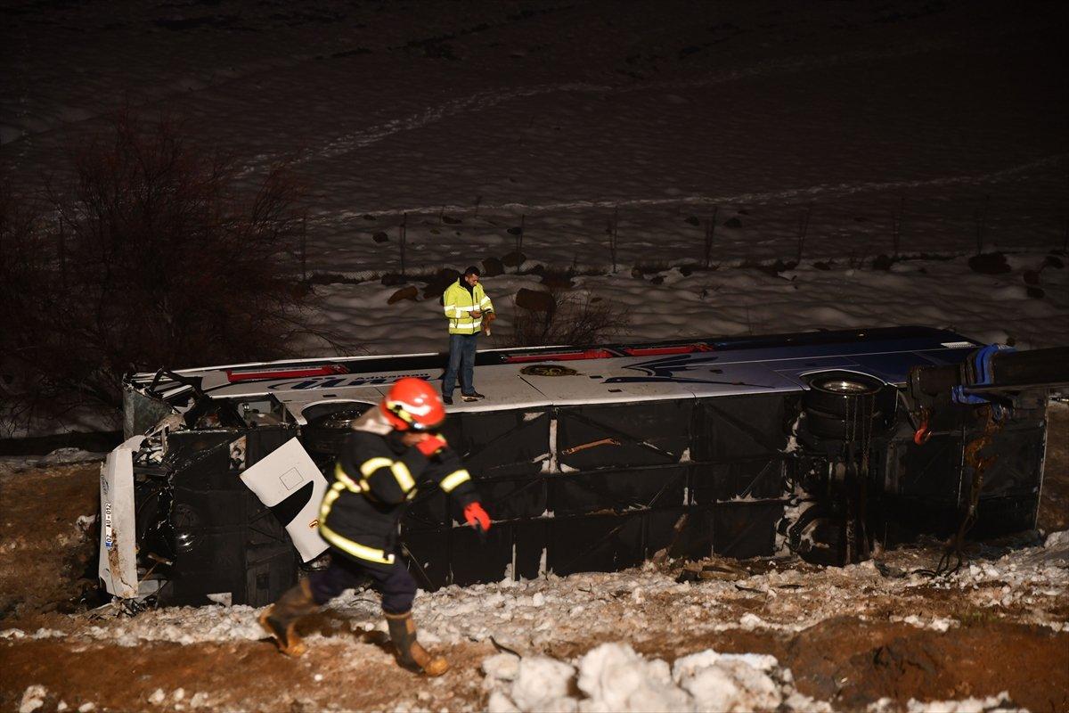 TAG otoyolunda yolcu otobüsü şarampole yuvarlandı: 28 yaralı