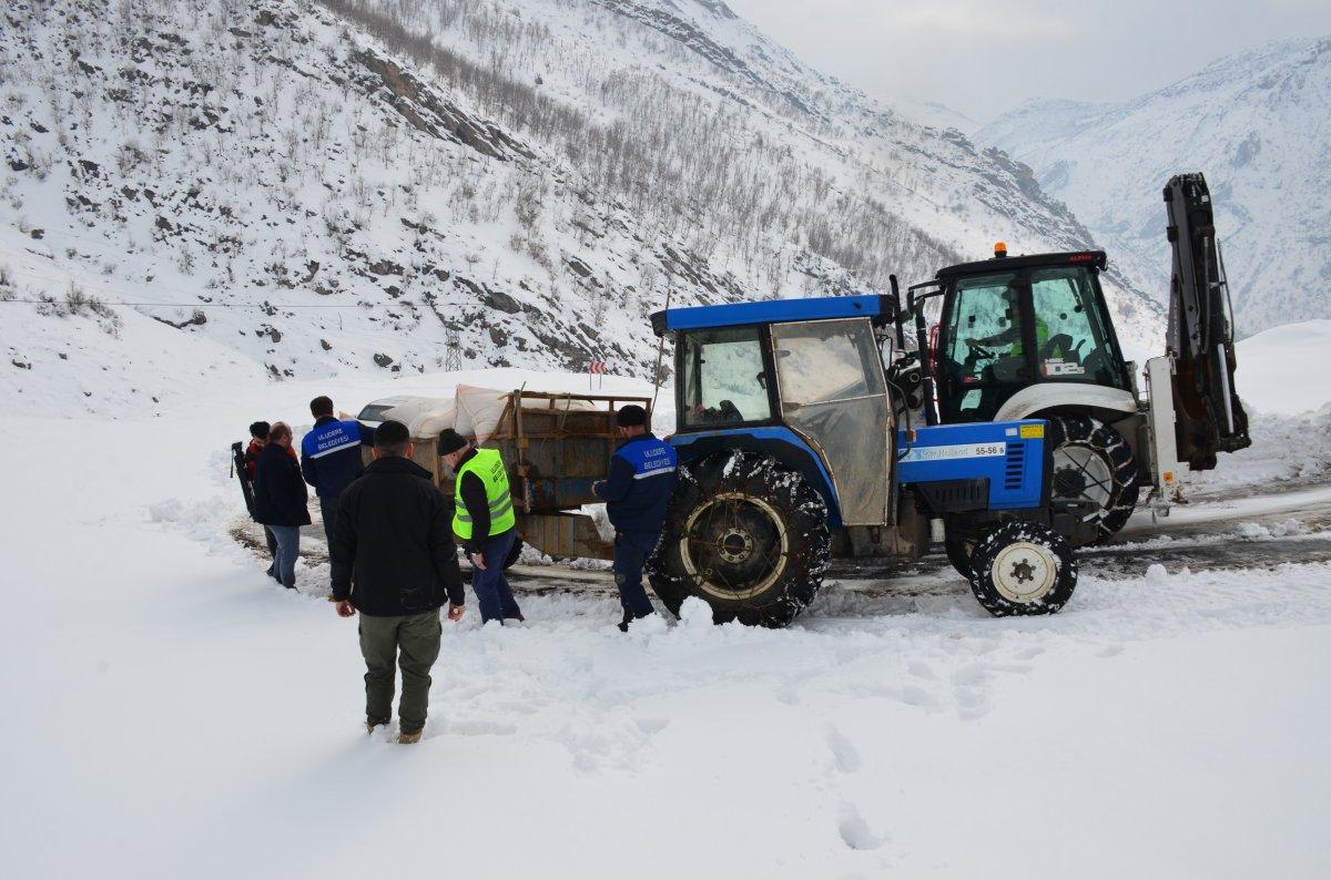 Tanin Dağları'na kepçelerle ulaşılıp yem bırakıldı