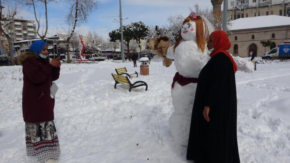 Isparta'da esnafın yaptığı kardan gelin yoğun ilgi gördü