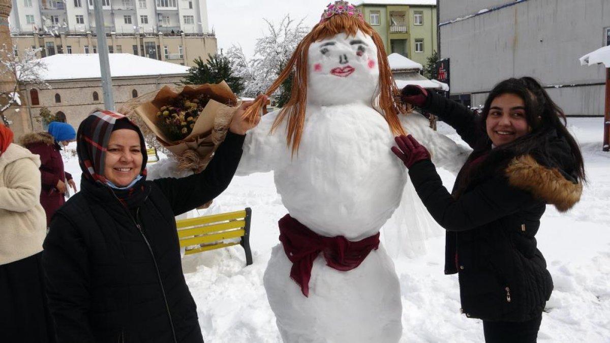 Isparta'da esnafın yaptığı kardan gelin yoğun ilgi gördü