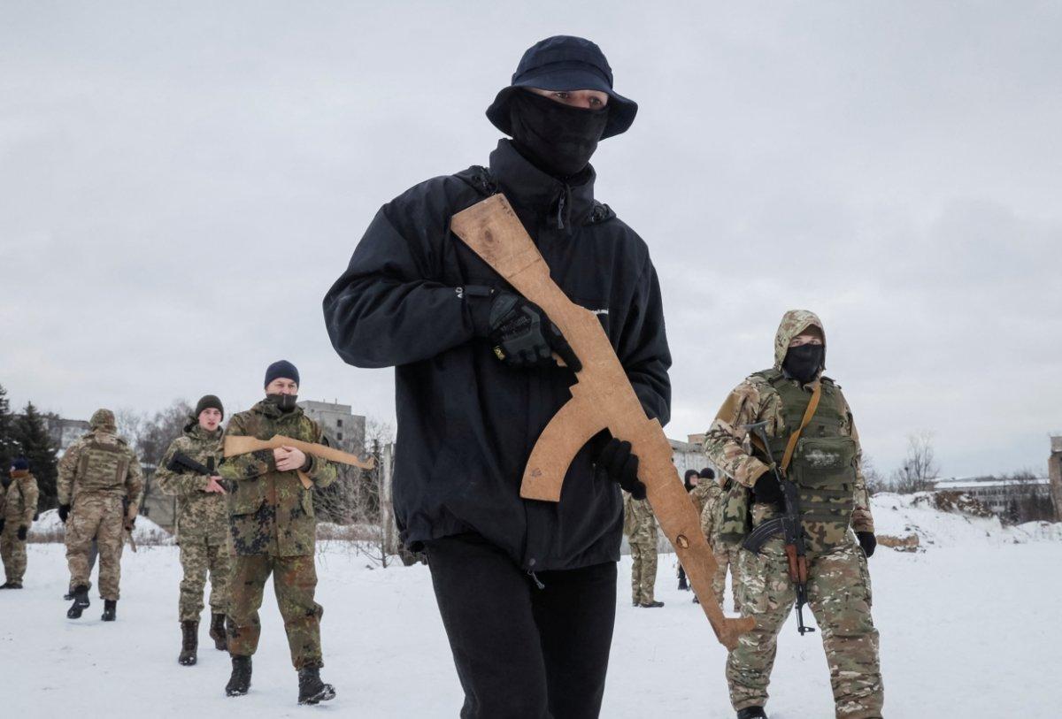 Ukrayna'da sivil halka silah kullanımı eğitimi