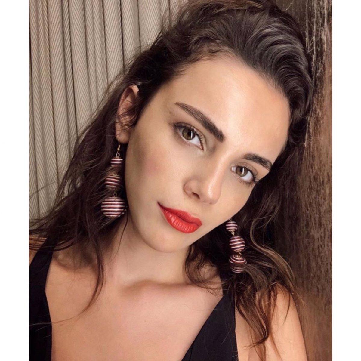 Gören kardeş sanıyor! Kalp Yarası'nın Ayşe'si Yağmur Tanrısevsin'in annesine bakın...