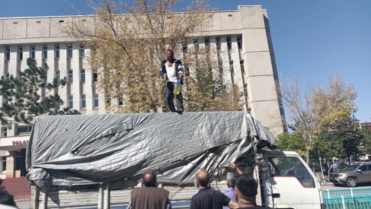 Erzurum'da karısına sinirlenen adamdan şaşırtan tepki