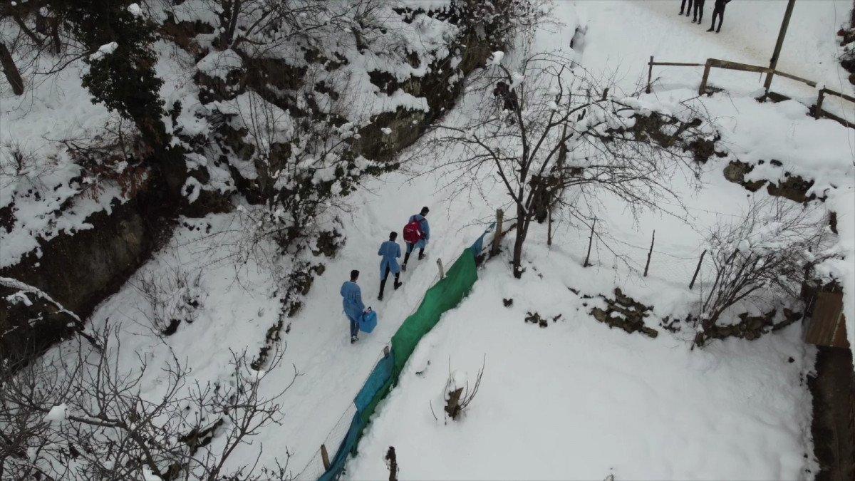 Karlı yolları aşan Samsunlu ekipler aşı mesaisinde