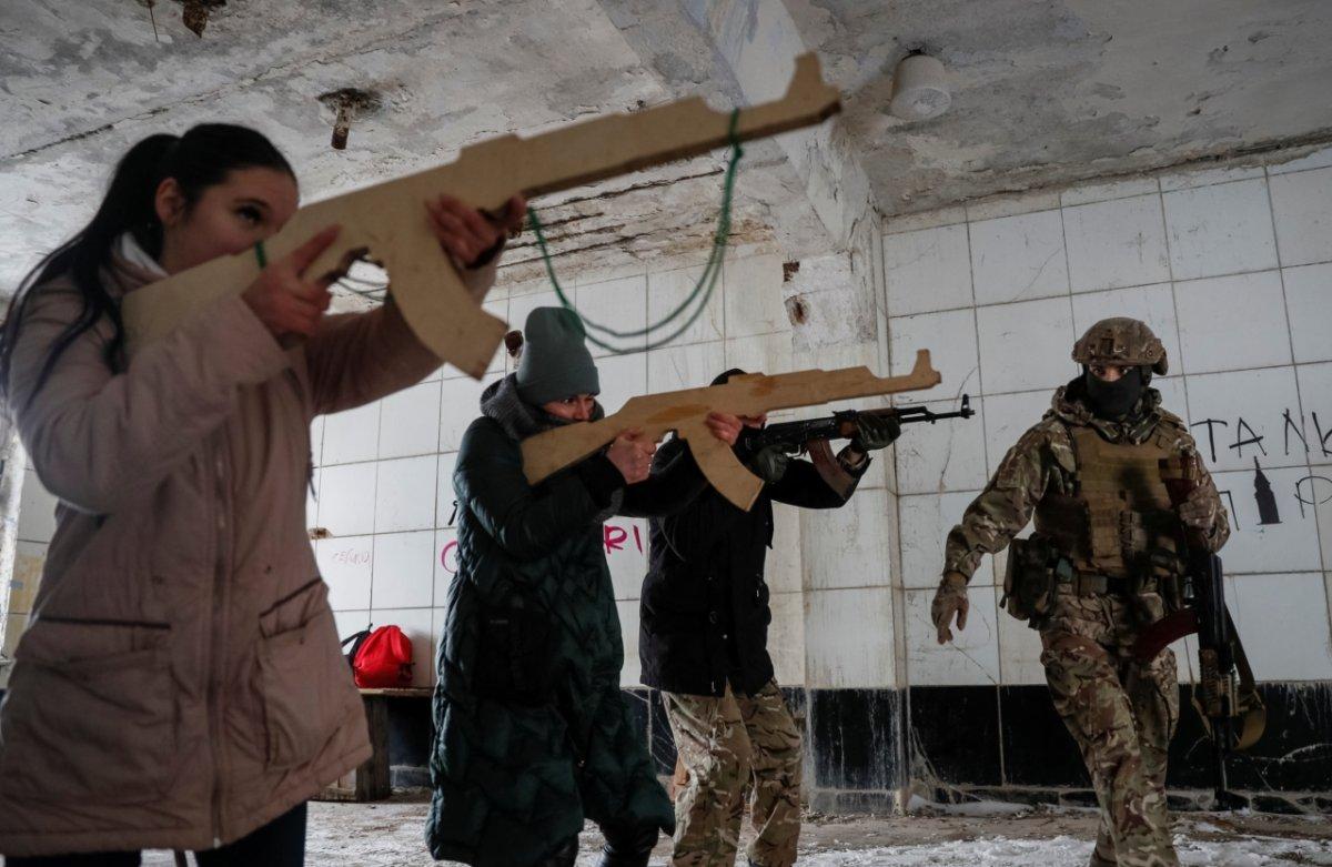 Ukrayna'da sivil halka silah kullanımı eğitimi