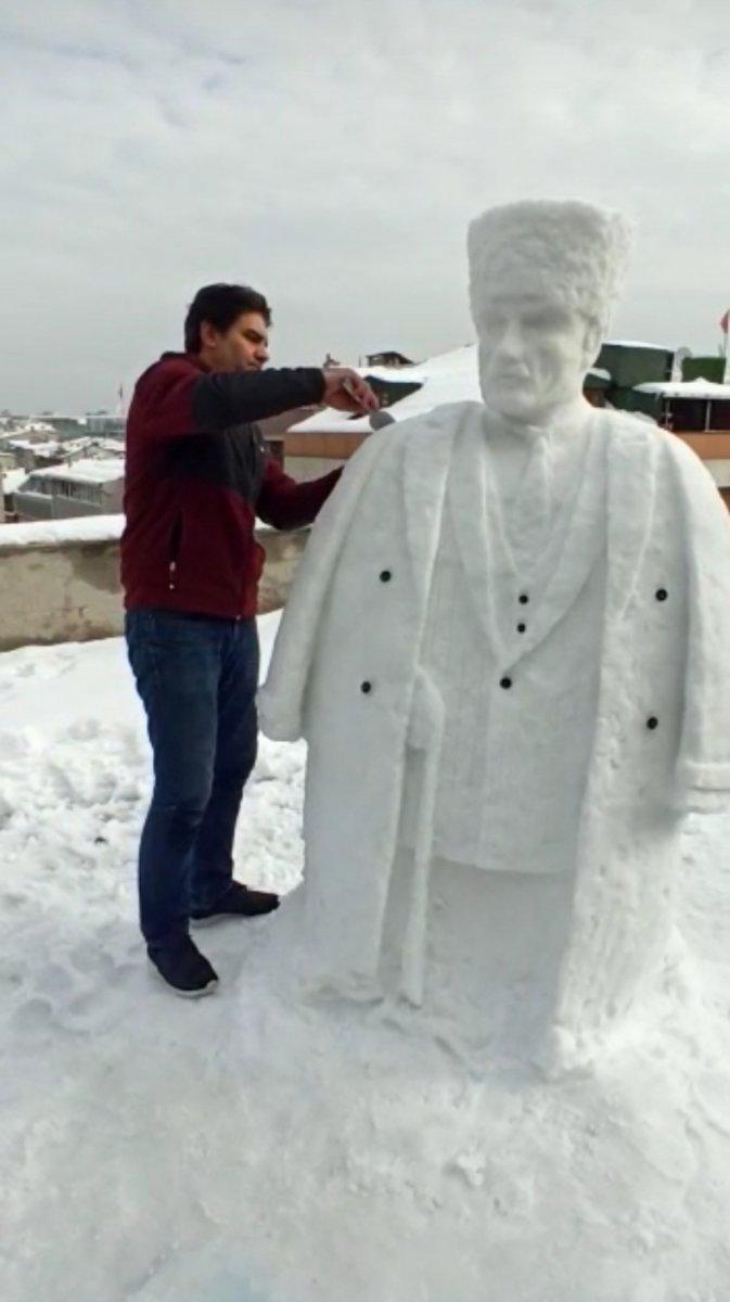 İstanbul'da kardan Atatürk heykeli