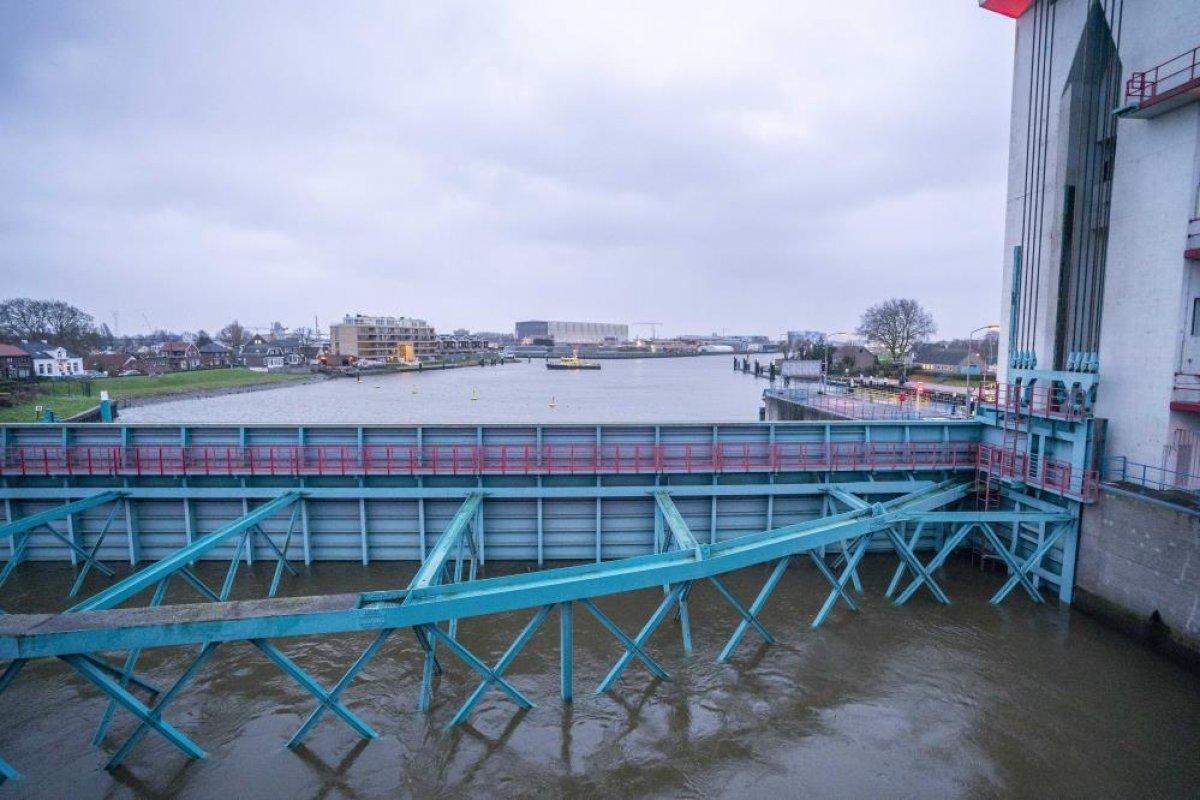 Hollanda'yı Corrie fırtınası vurdu