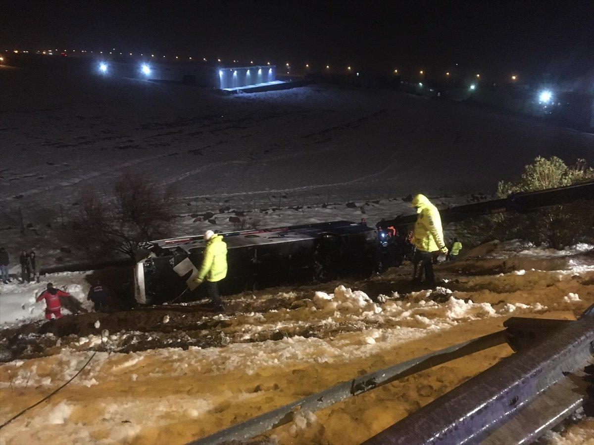 TAG otoyolunda yolcu otobüsü şarampole yuvarlandı: 28 yaralı