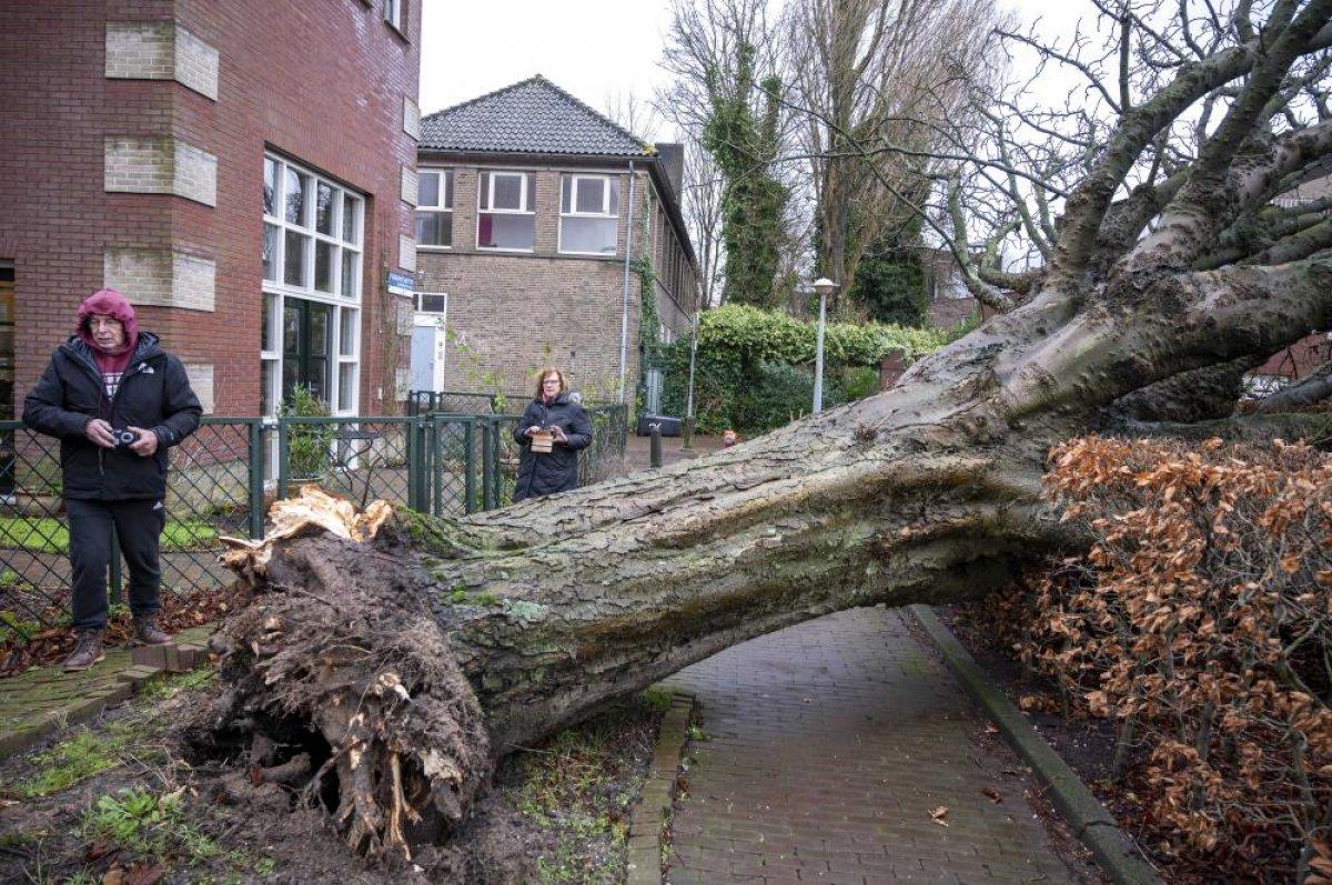 Hollanda'yı Corrie fırtınası vurdu
