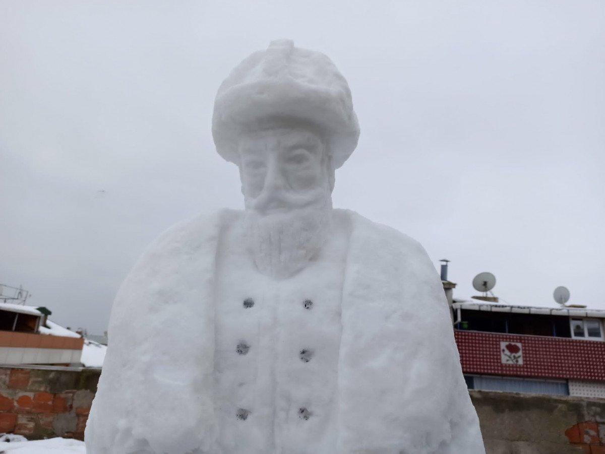 İstanbul'da kardan Atatürk heykeli