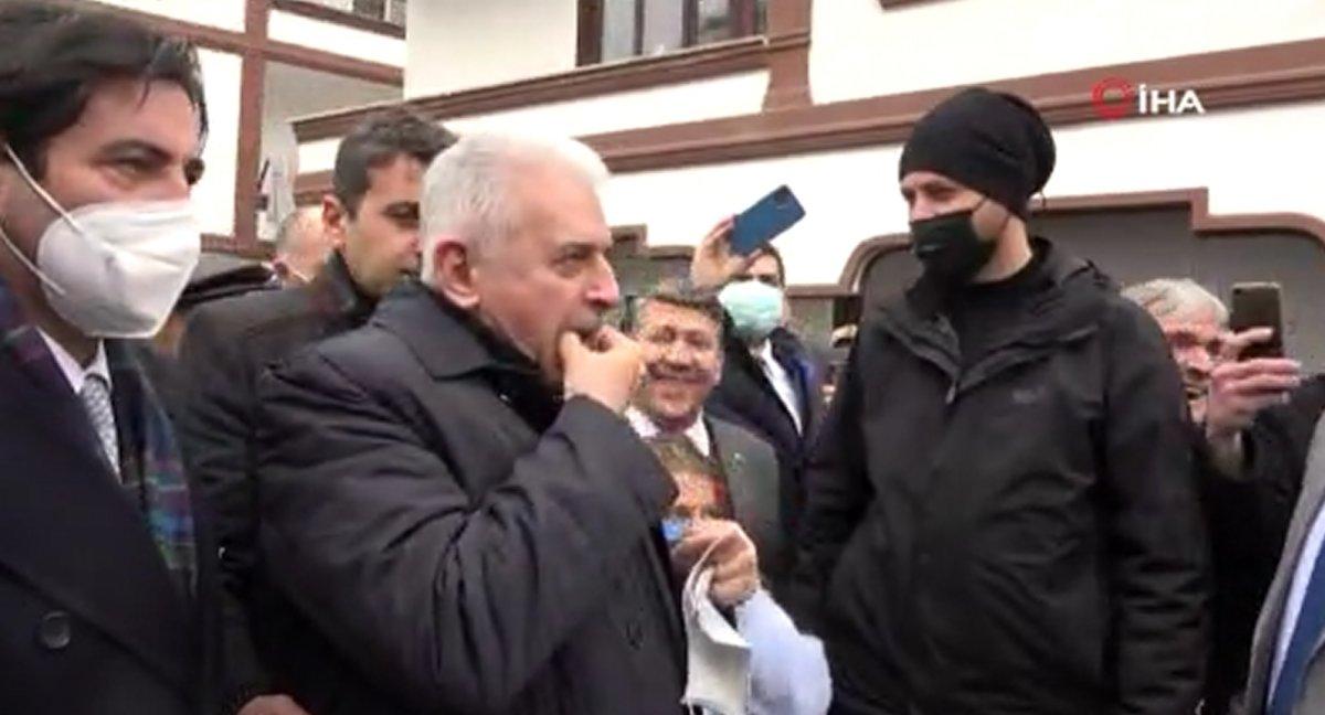 Binali Yıldırım'a kuş dili ile karşılama