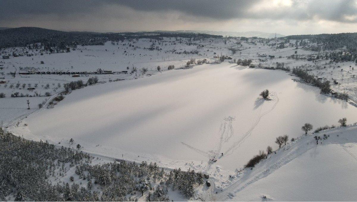 Uludağ'da buz tutan göletlere böyle girdi