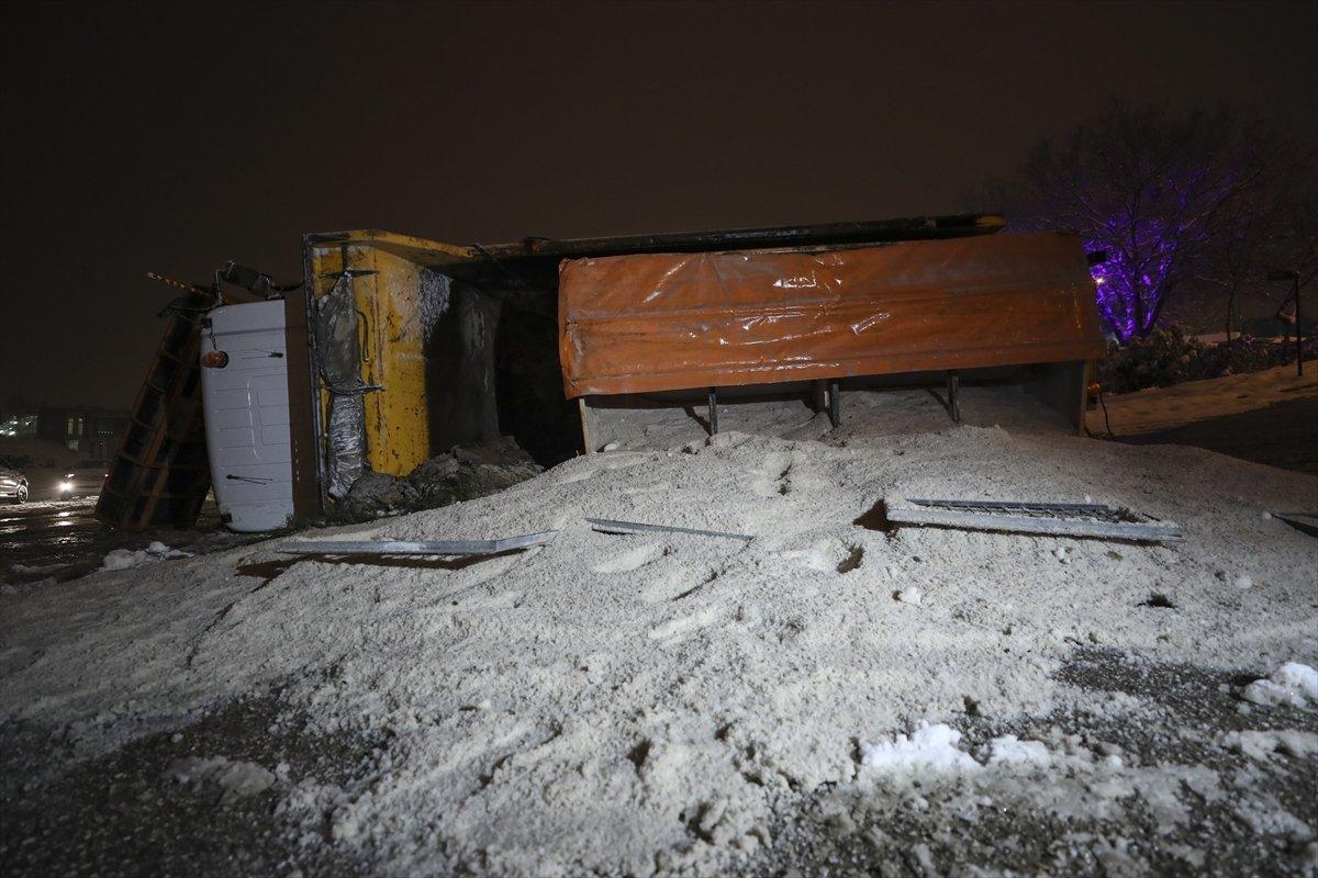 Ankara'da kar küreme ve tuzlama aracı devrildi