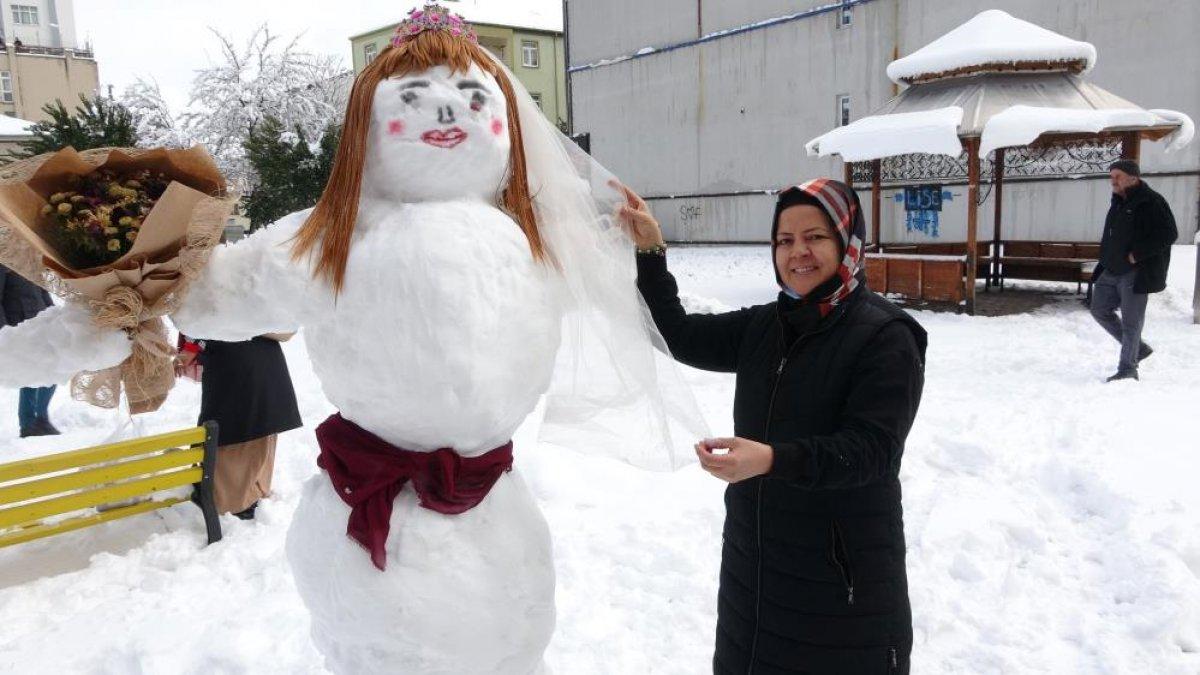 Isparta'da esnafın yaptığı kardan gelin yoğun ilgi gördü