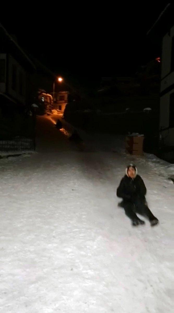 Sakarya'da yüksek ses ihbarına giden bekçiler, çocuklarla karda kaydı