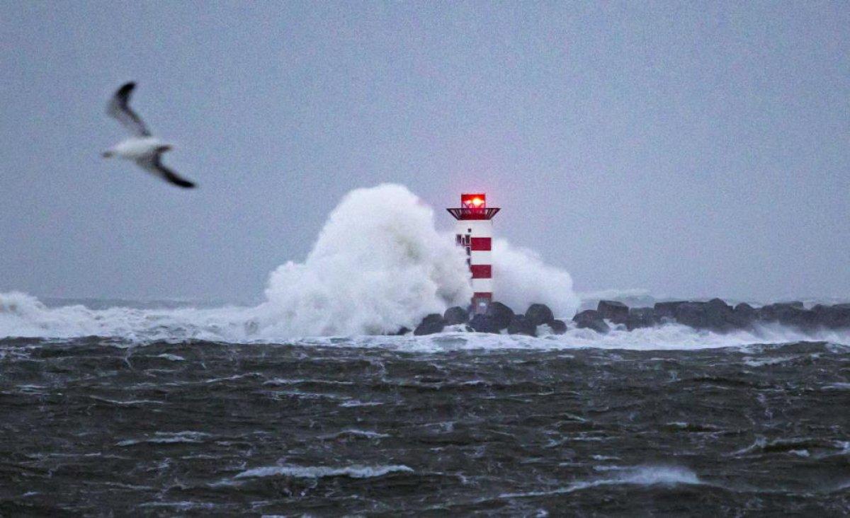 Hollanda'yı Corrie fırtınası vurdu