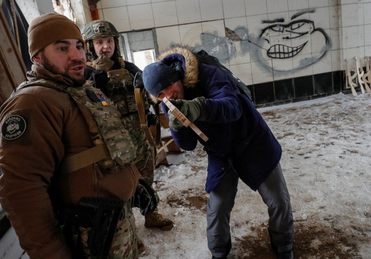 Ukrayna'da sivil halka silah kullanımı eğitimi