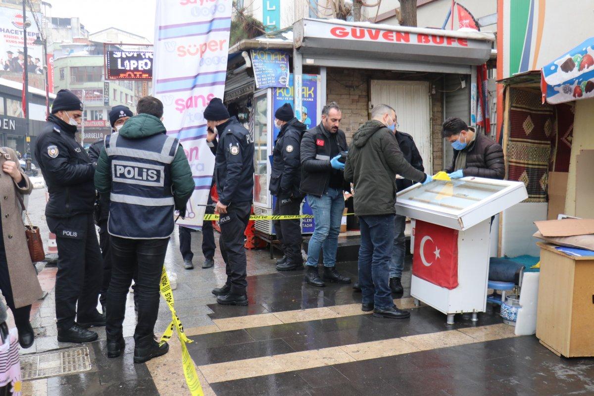 Malatya'da müşteri, seyyar telefoncuyu bacağından vurdu