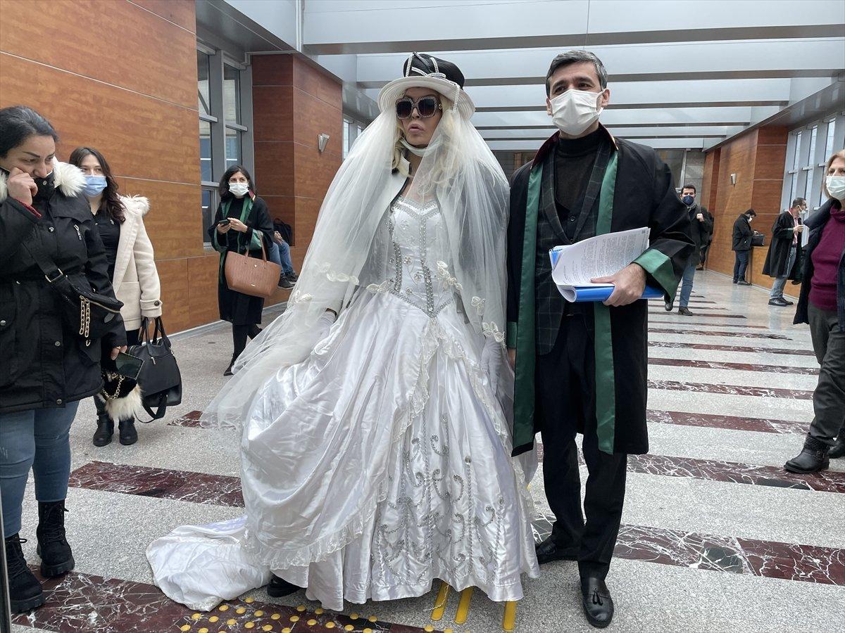 'Sisi' lakaplı Seyhan Soylu sanık olduğu duruşmaya gelinlikle katıldı